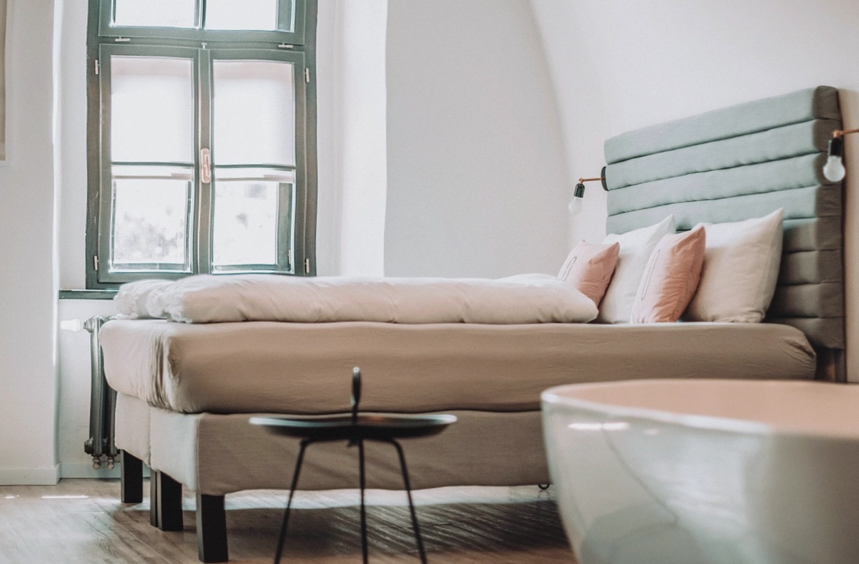 Gesloopte keuken met container voor het puin tijdens een renovatie